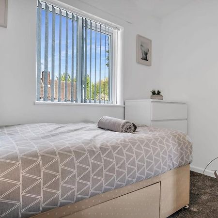 Stylish 3Br Home - Beautiful Garden - Parking West Bromwich Exteriör bild