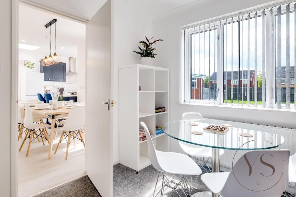 Stylish 3Br Home - Beautiful Garden - Parking West Bromwich Exteriör bild