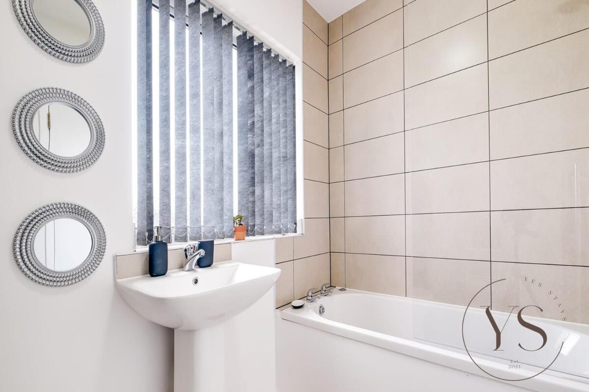 Stylish 3Br Home - Beautiful Garden - Parking West Bromwich Exteriör bild