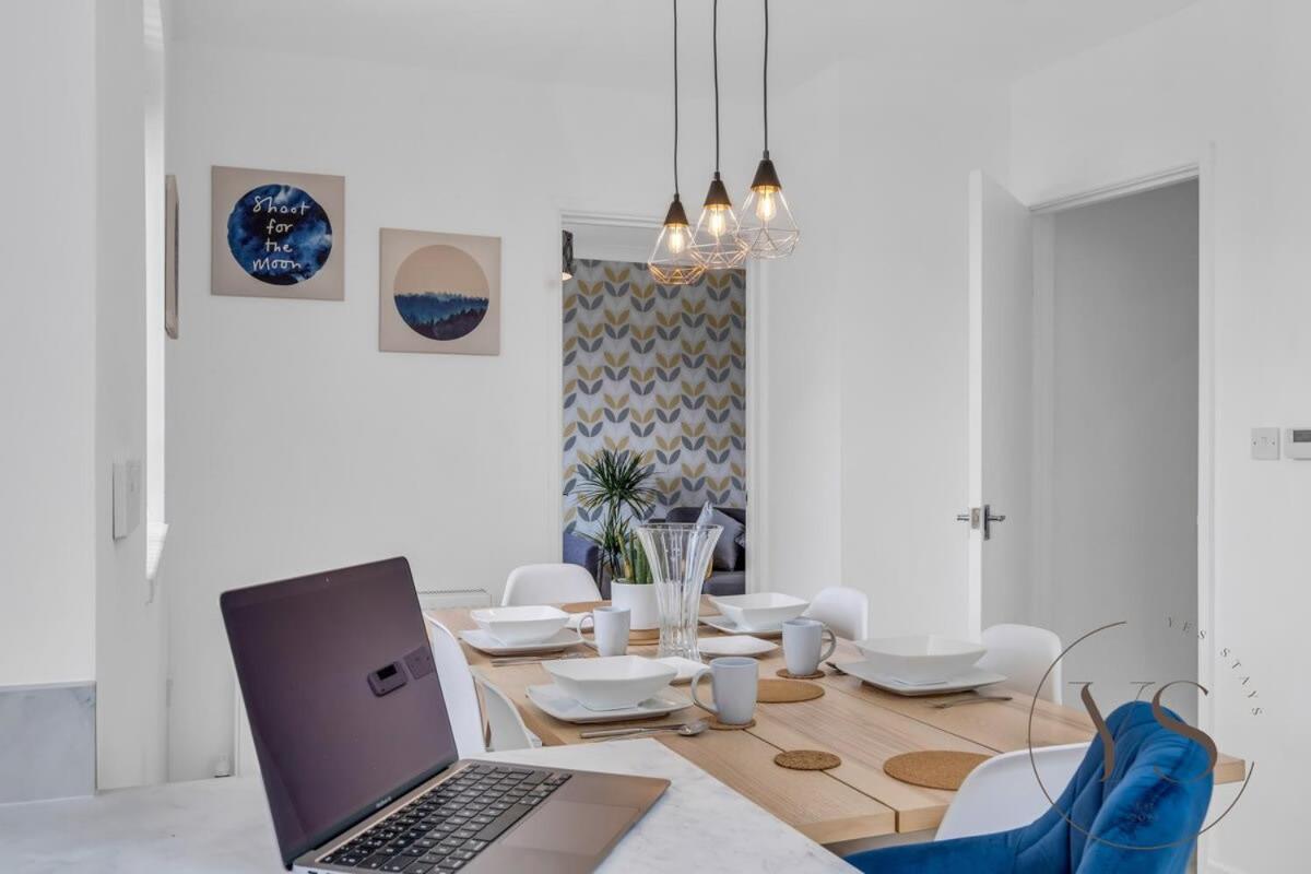 Stylish 3Br Home - Beautiful Garden - Parking West Bromwich Exteriör bild
