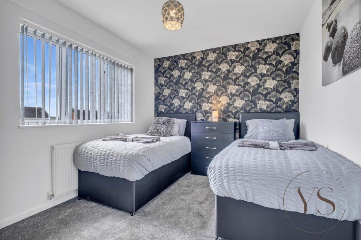 Stylish 3Br Home - Beautiful Garden - Parking West Bromwich Exteriör bild