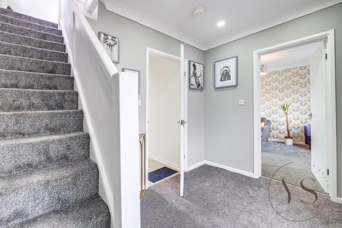 Stylish 3Br Home - Beautiful Garden - Parking West Bromwich Exteriör bild