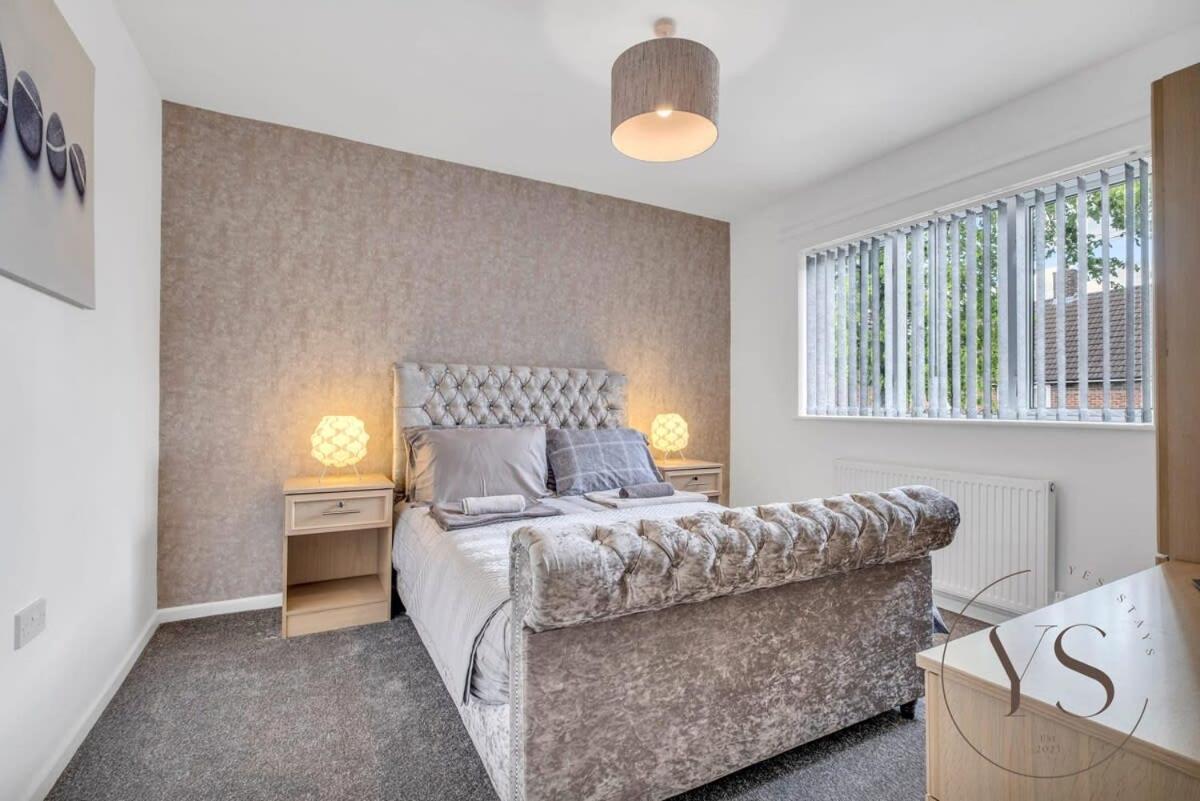 Stylish 3Br Home - Beautiful Garden - Parking West Bromwich Exteriör bild