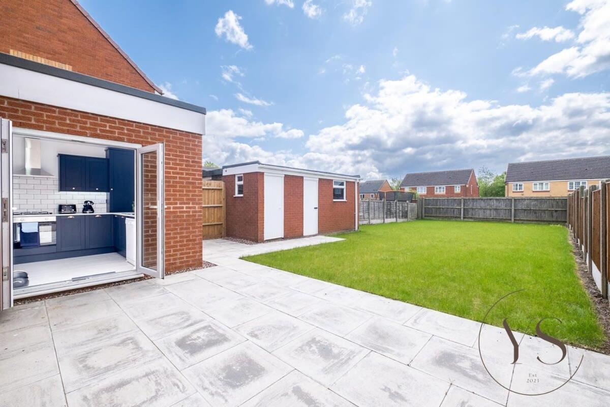 Stylish 3Br Home - Beautiful Garden - Parking West Bromwich Exteriör bild