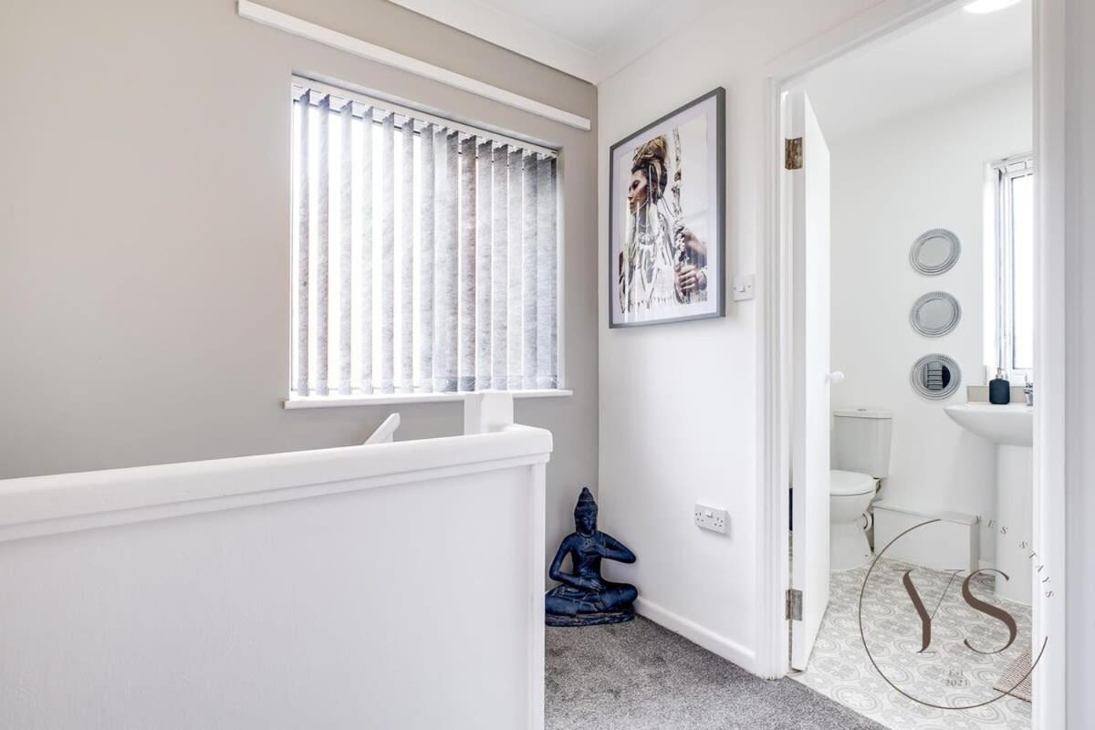 Stylish 3Br Home - Beautiful Garden - Parking West Bromwich Exteriör bild