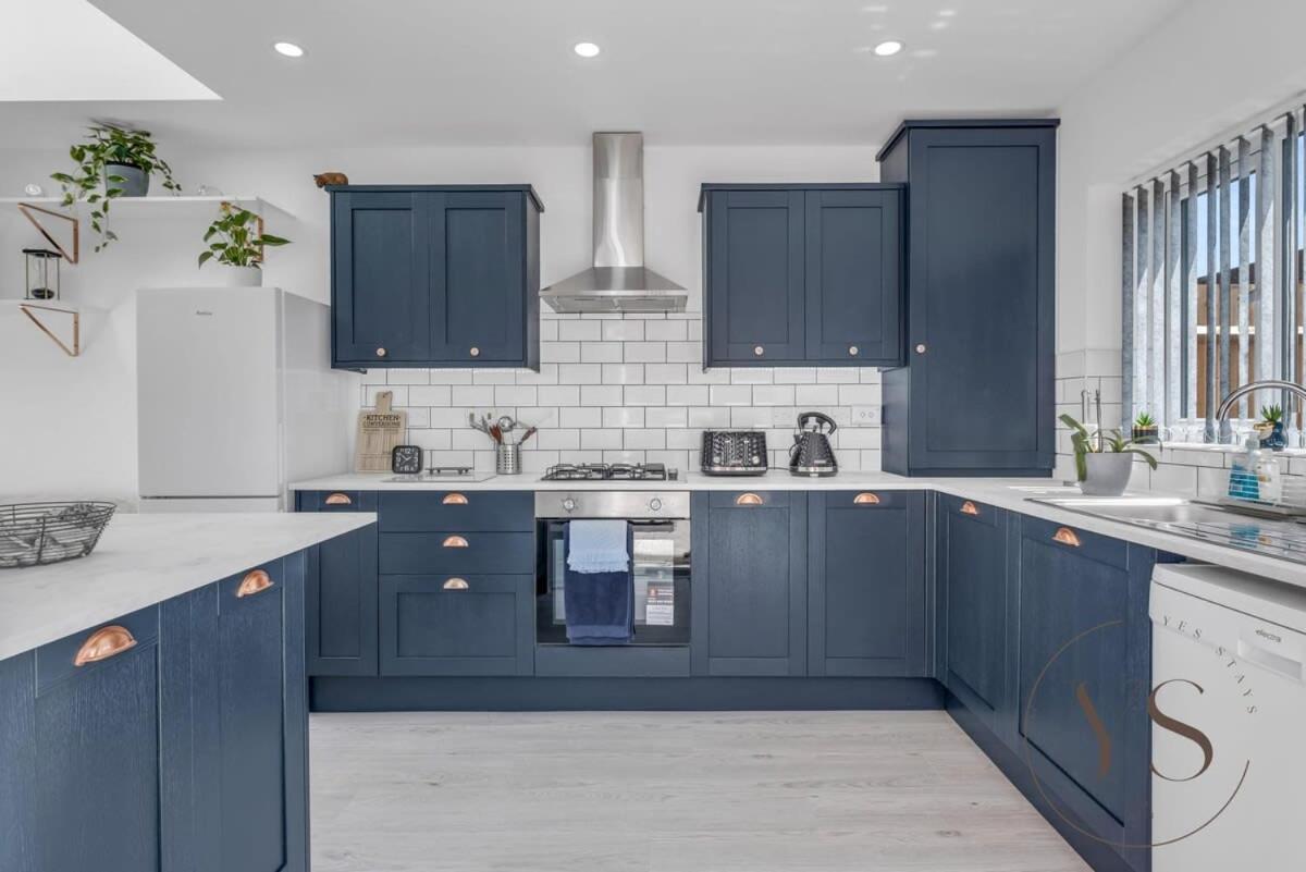 Stylish 3Br Home - Beautiful Garden - Parking West Bromwich Exteriör bild