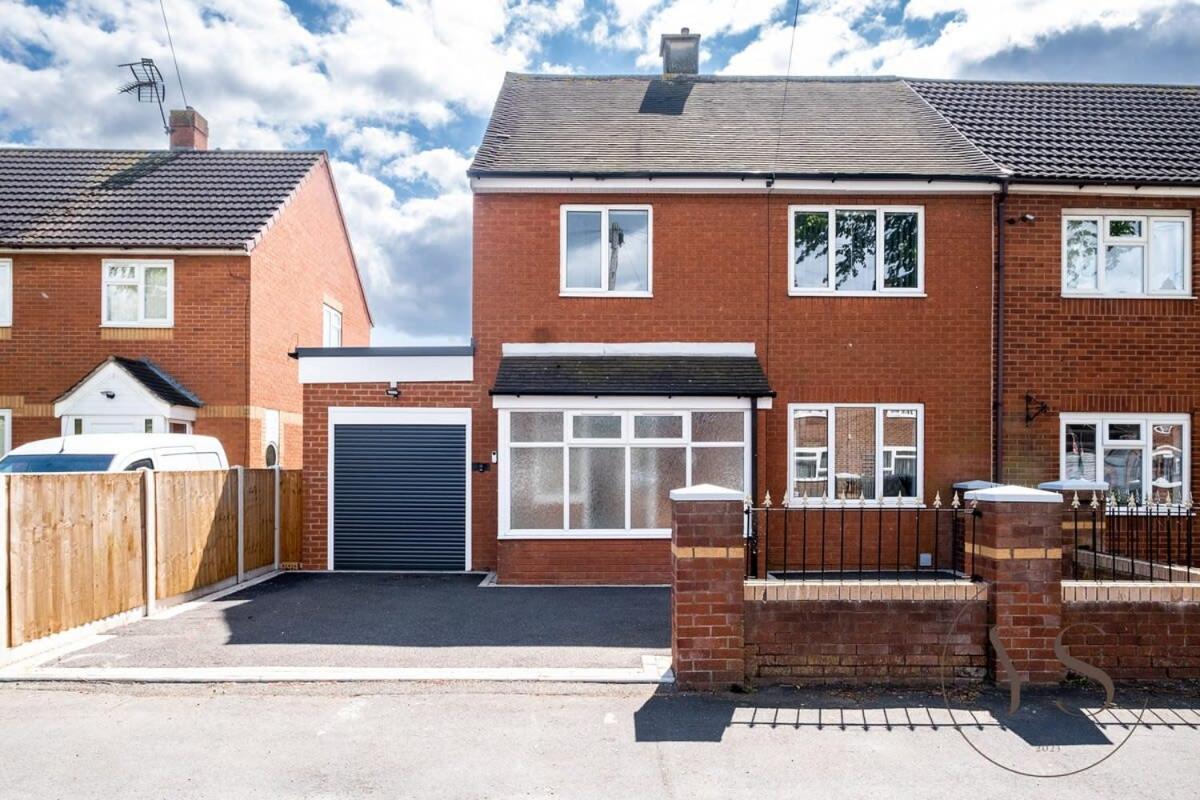 Stylish 3Br Home - Beautiful Garden - Parking West Bromwich Exteriör bild