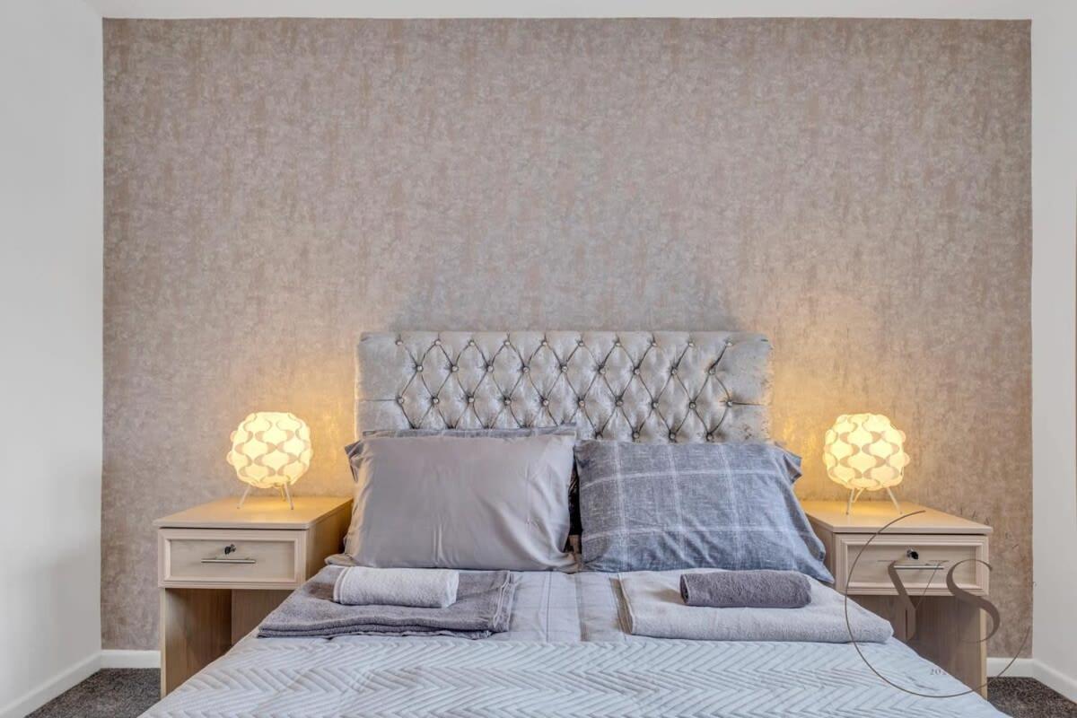 Stylish 3Br Home - Beautiful Garden - Parking West Bromwich Exteriör bild