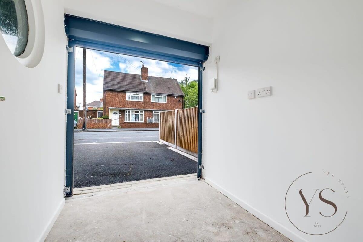 Stylish 3Br Home - Beautiful Garden - Parking West Bromwich Exteriör bild