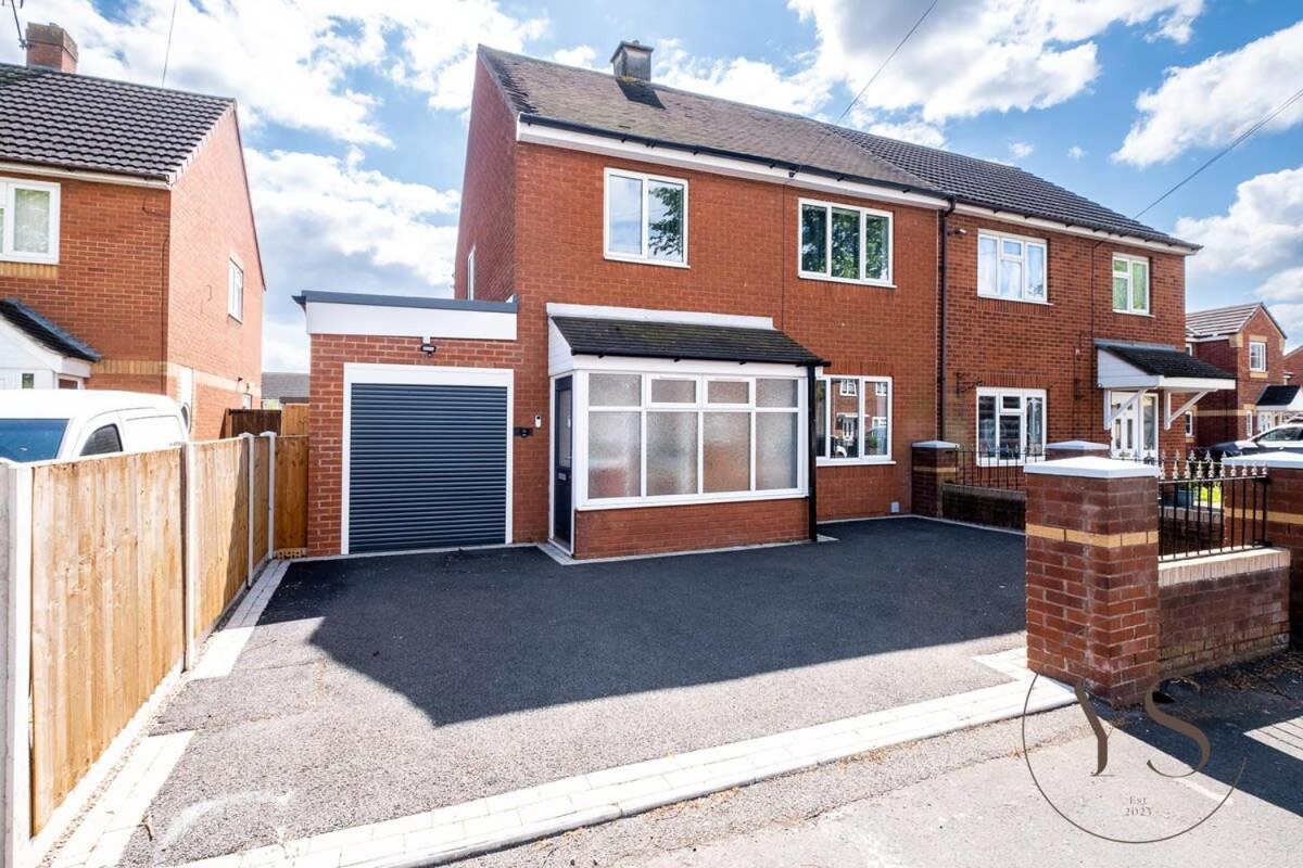 Stylish 3Br Home - Beautiful Garden - Parking West Bromwich Exteriör bild