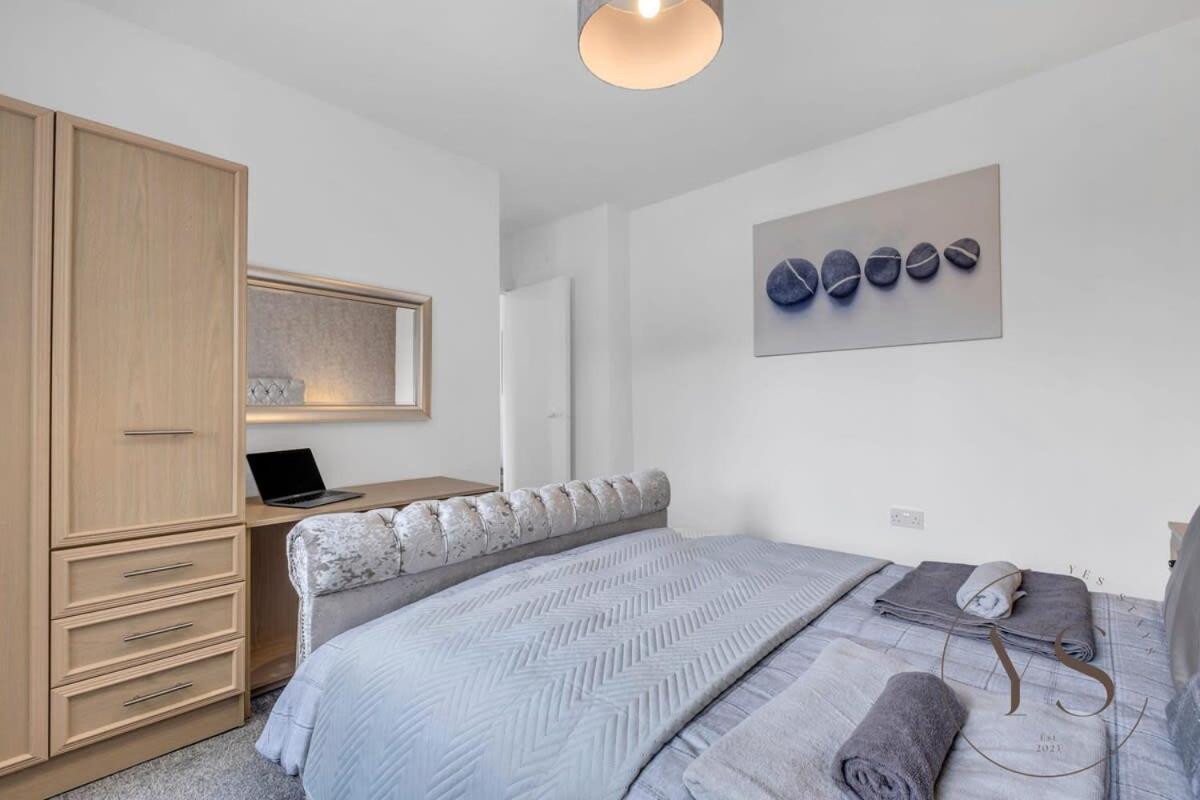 Stylish 3Br Home - Beautiful Garden - Parking West Bromwich Exteriör bild