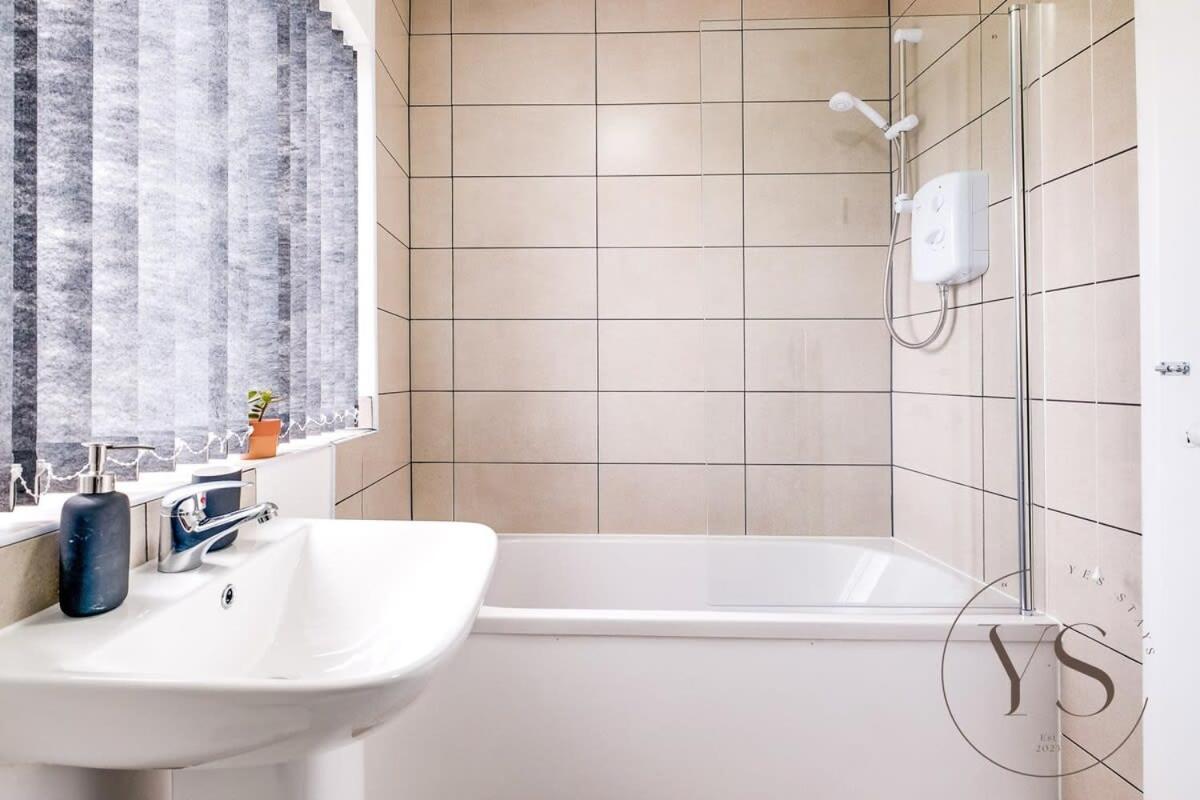 Stylish 3Br Home - Beautiful Garden - Parking West Bromwich Exteriör bild