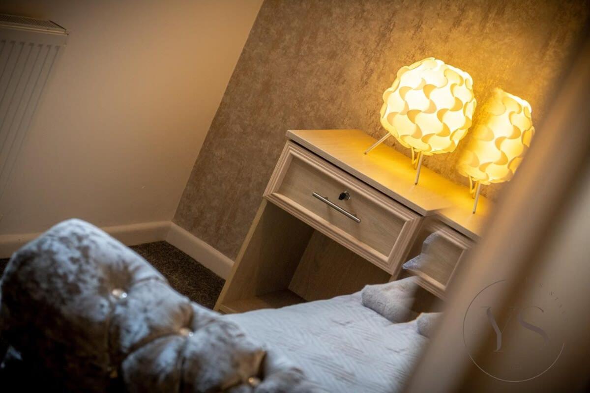 Stylish 3Br Home - Beautiful Garden - Parking West Bromwich Exteriör bild