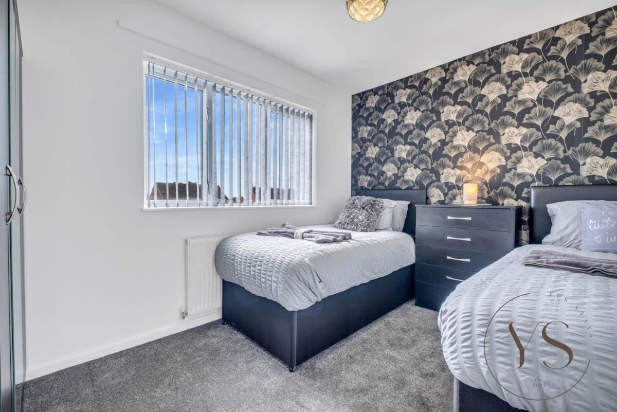 Stylish 3Br Home - Beautiful Garden - Parking West Bromwich Exteriör bild