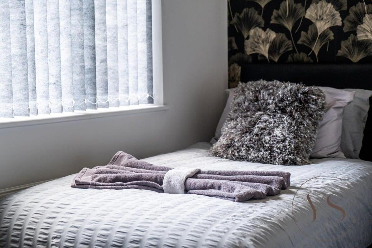Stylish 3Br Home - Beautiful Garden - Parking West Bromwich Exteriör bild