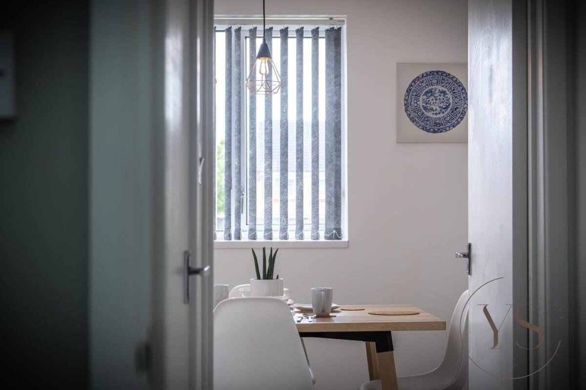 Stylish 3Br Home - Beautiful Garden - Parking West Bromwich Exteriör bild