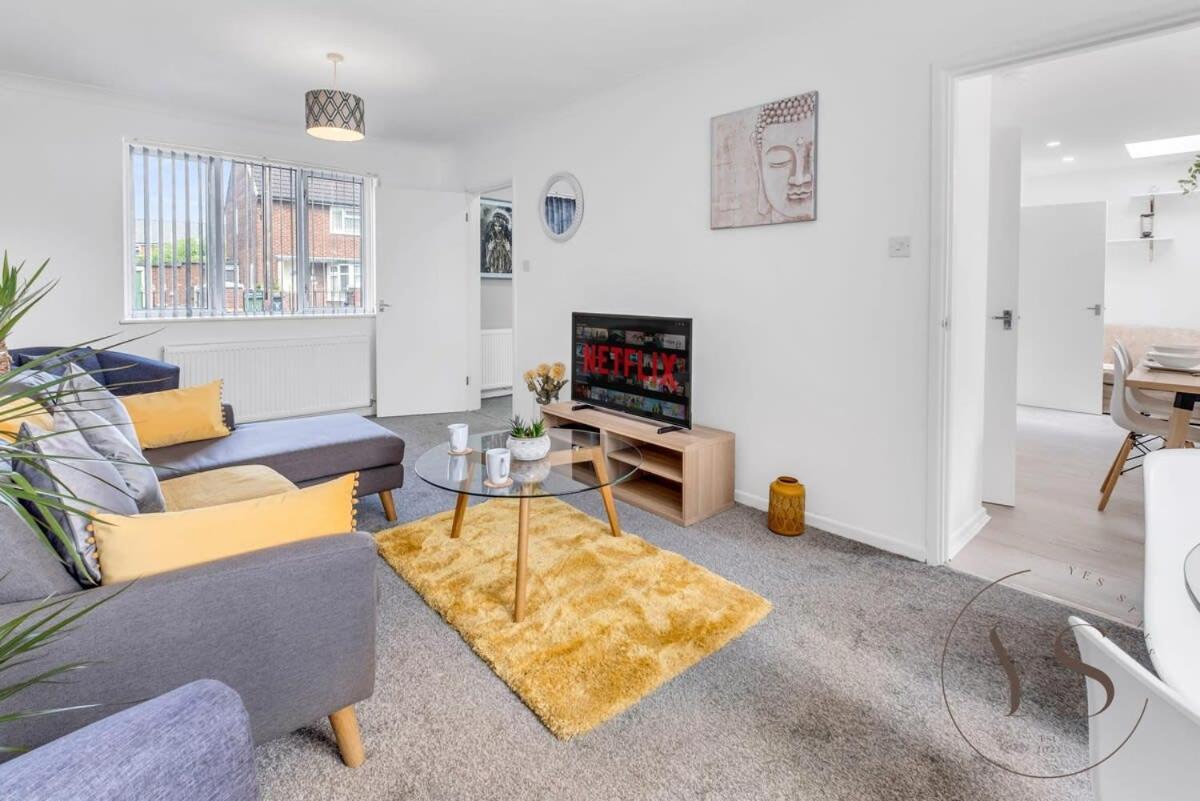 Stylish 3Br Home - Beautiful Garden - Parking West Bromwich Exteriör bild