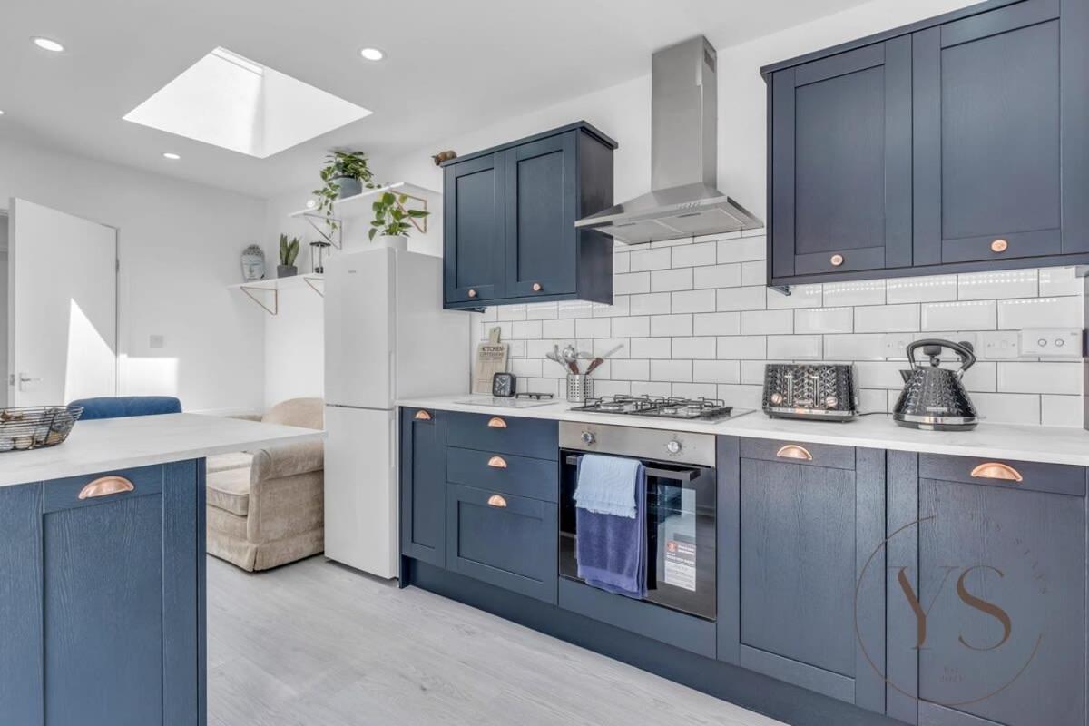 Stylish 3Br Home - Beautiful Garden - Parking West Bromwich Exteriör bild