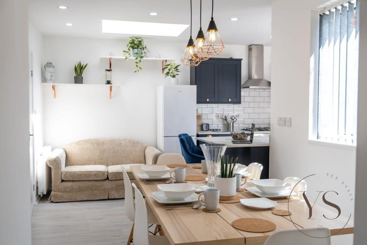 Stylish 3Br Home - Beautiful Garden - Parking West Bromwich Exteriör bild