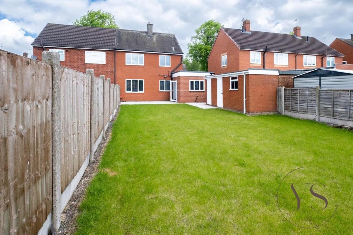 Stylish 3Br Home - Beautiful Garden - Parking West Bromwich Exteriör bild