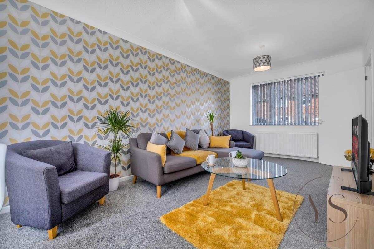 Stylish 3Br Home - Beautiful Garden - Parking West Bromwich Exteriör bild