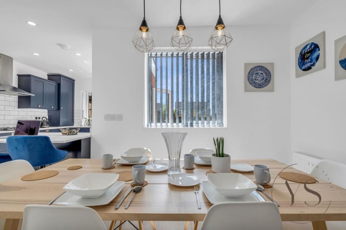 Stylish 3Br Home - Beautiful Garden - Parking West Bromwich Exteriör bild