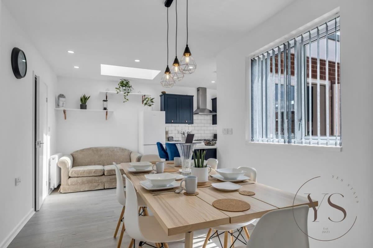 Stylish 3Br Home - Beautiful Garden - Parking West Bromwich Exteriör bild