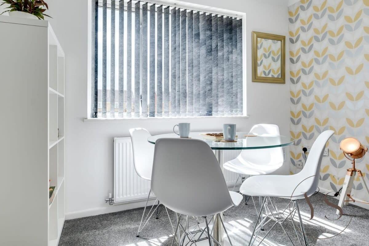 Stylish 3Br Home - Beautiful Garden - Parking West Bromwich Exteriör bild