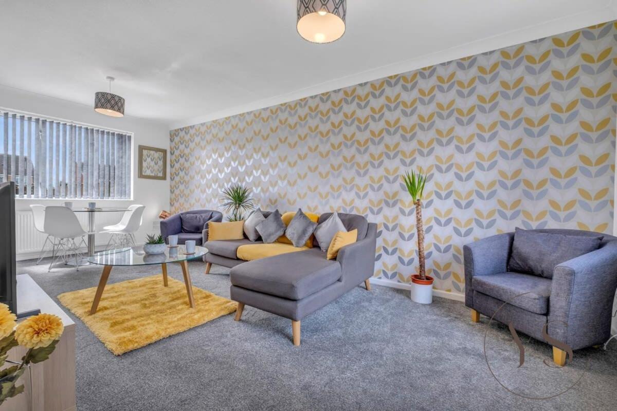 Stylish 3Br Home - Beautiful Garden - Parking West Bromwich Exteriör bild